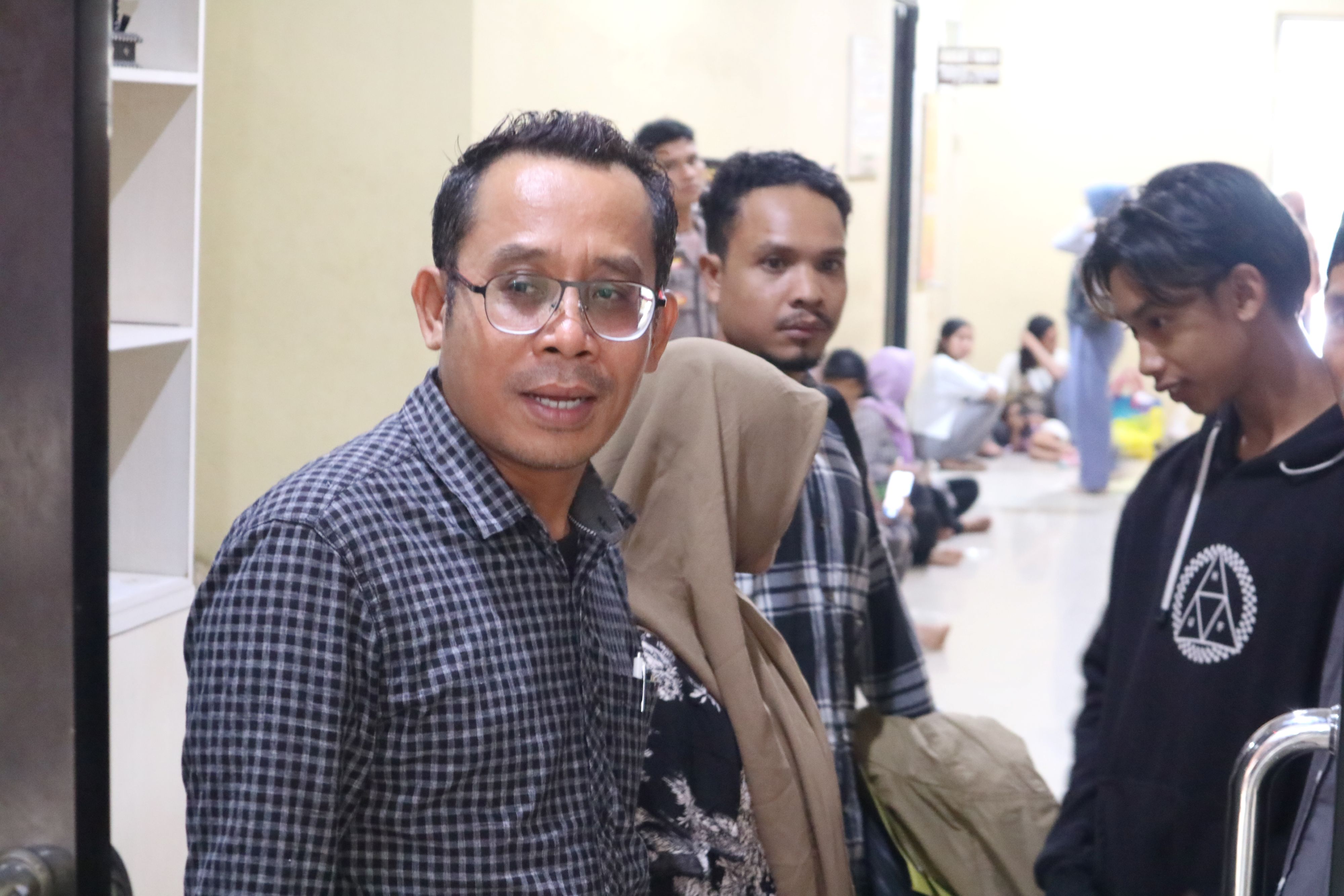 kuasa hukum orang tua pengantin anak mendampingi saat penuhi pemanggilan di Polres Lombok Tengah.