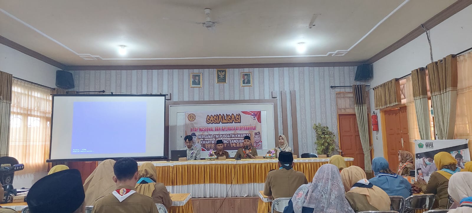 Ketua Kwarcab Kota Mataram H Didi Sumardi (depan/pegang mik) sosialisasi KTA pramuka di SMAN 6 Mataram.