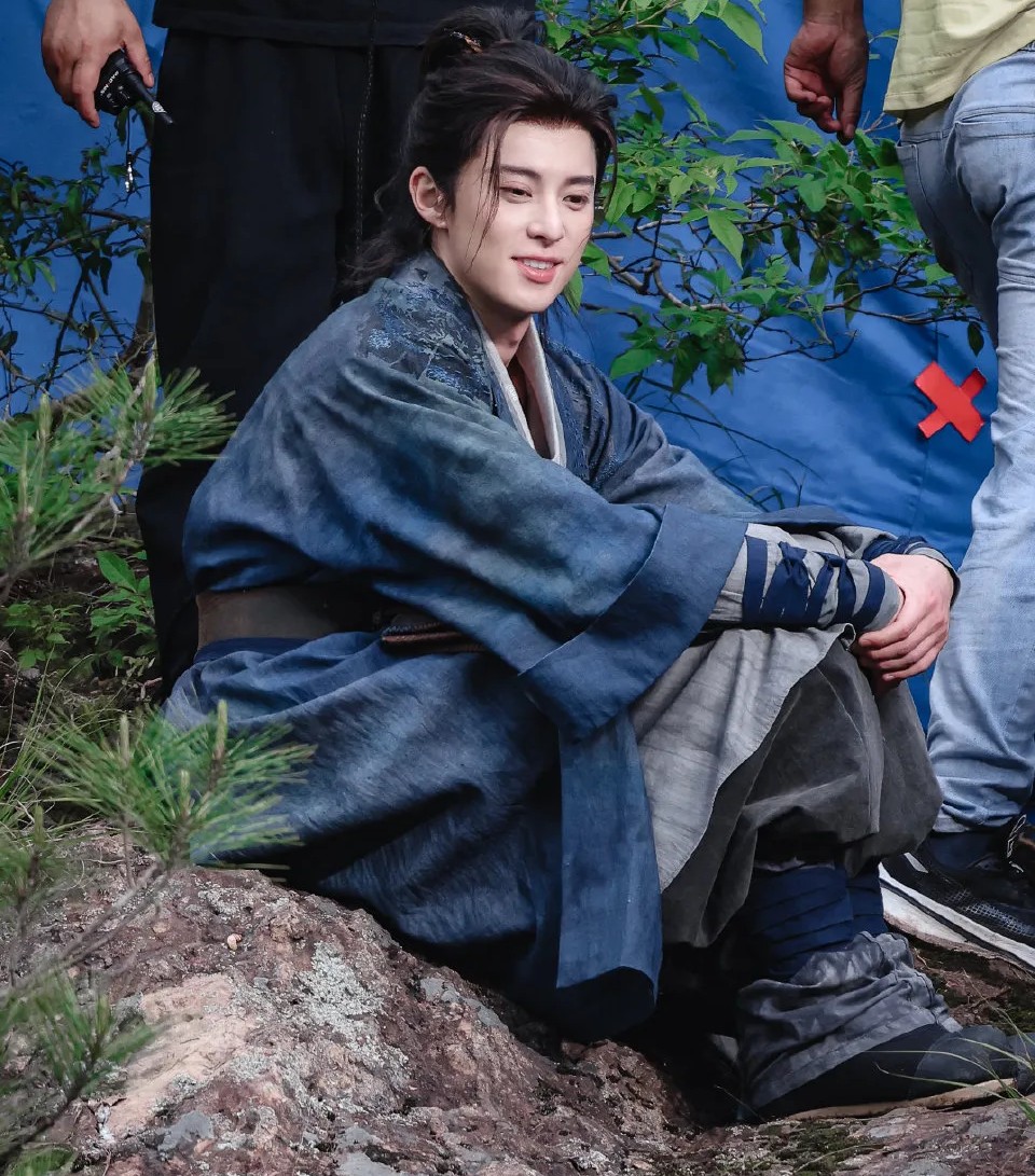 Dylan Wang saat proses syuting drama China terbarunya Live Long and Prosper