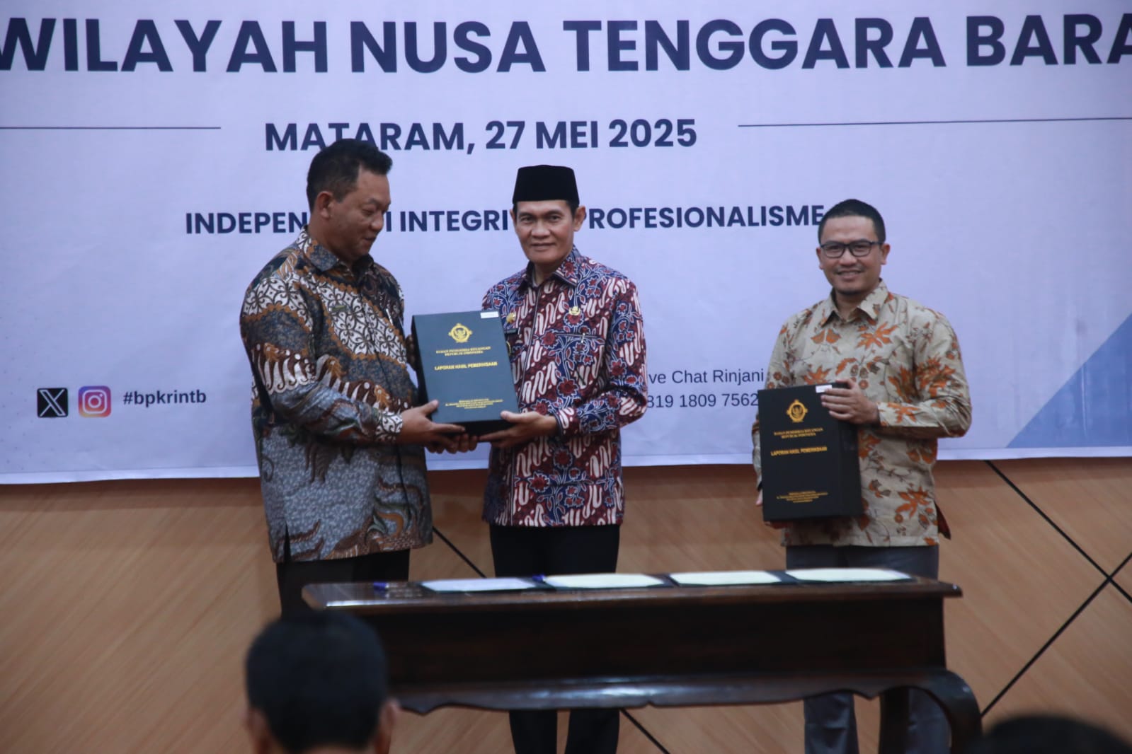 BERTURUT-TURUT: Wakil Bupati Lombok Tengah HM Nursiah (tengah) didampingi Wakil Ketua III DPRD Lombok Tengah Uhibbisa