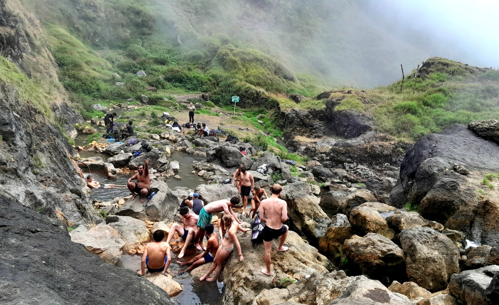 MAGNET RINJANI: Pemandian air hangat Aik Kalak di dekat Danau Segara Anak Rinjani menjadi salah satu daya tarik bagi para pendaki.