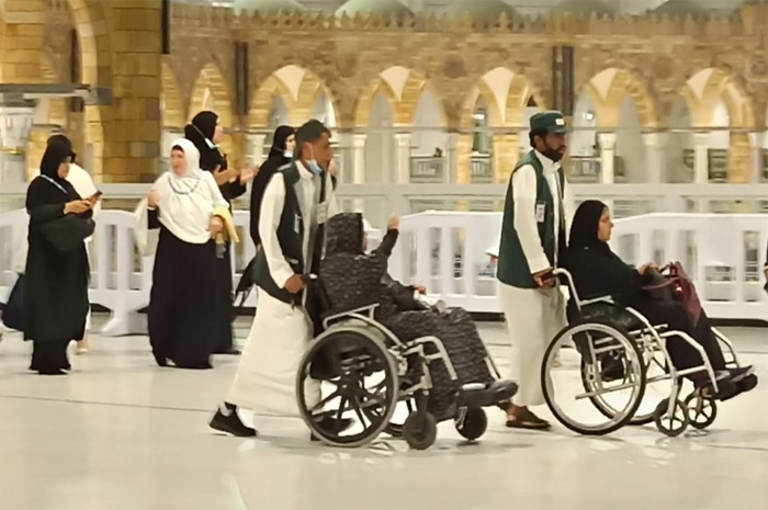 Layanan jasa mendorong kursi roda untuk jemaah haji Lansia dan Disabilitas di Arab Saudi.