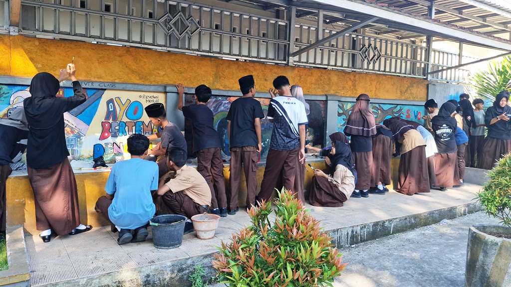 KERJA SAMA: Sejumlah siswa-siswi SMPN 1 Selong membuat mural di tembok keliling sekolah, Selasa (27/5).