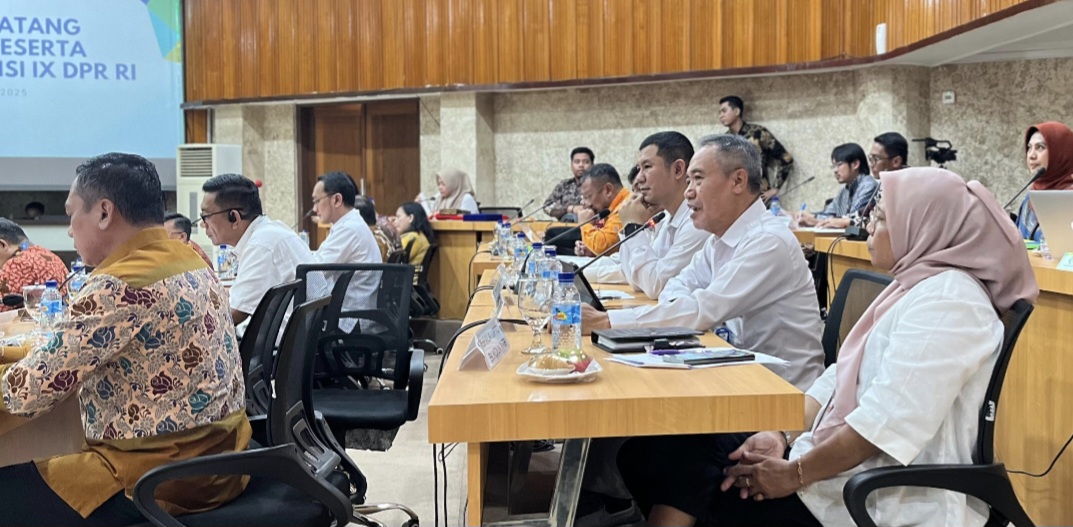 BERI SOLUSI: Anggota Komisi IX DPR RI Muazzim Akbar (dua dari kanan) menyampaikan saran ke Pemprov NTB terkait pengangguran dan percepatan dapur umum MBG.