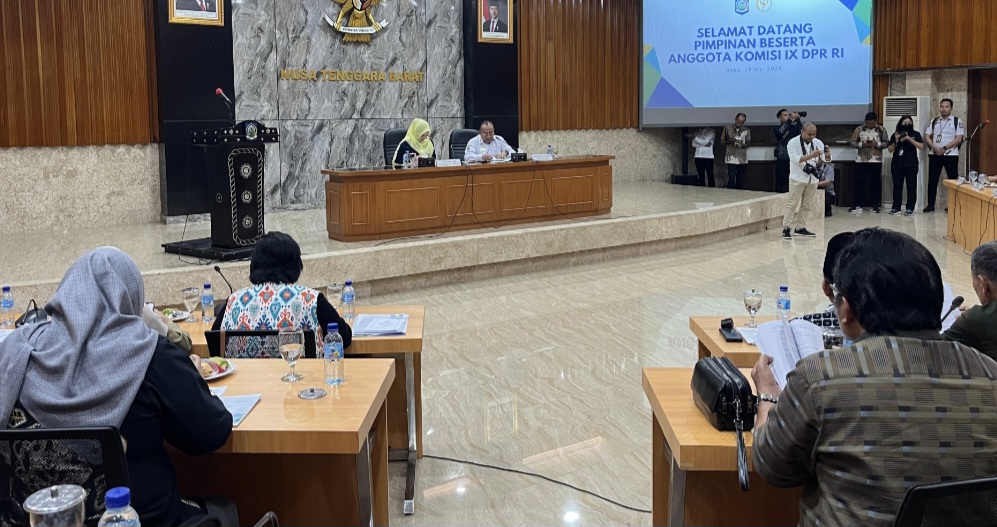 BERI SOLUSI: Anggota Komisi IX DPR RI saat melakukan kunjungan kerja ke Provinsi NTB, Rabu (28/5).