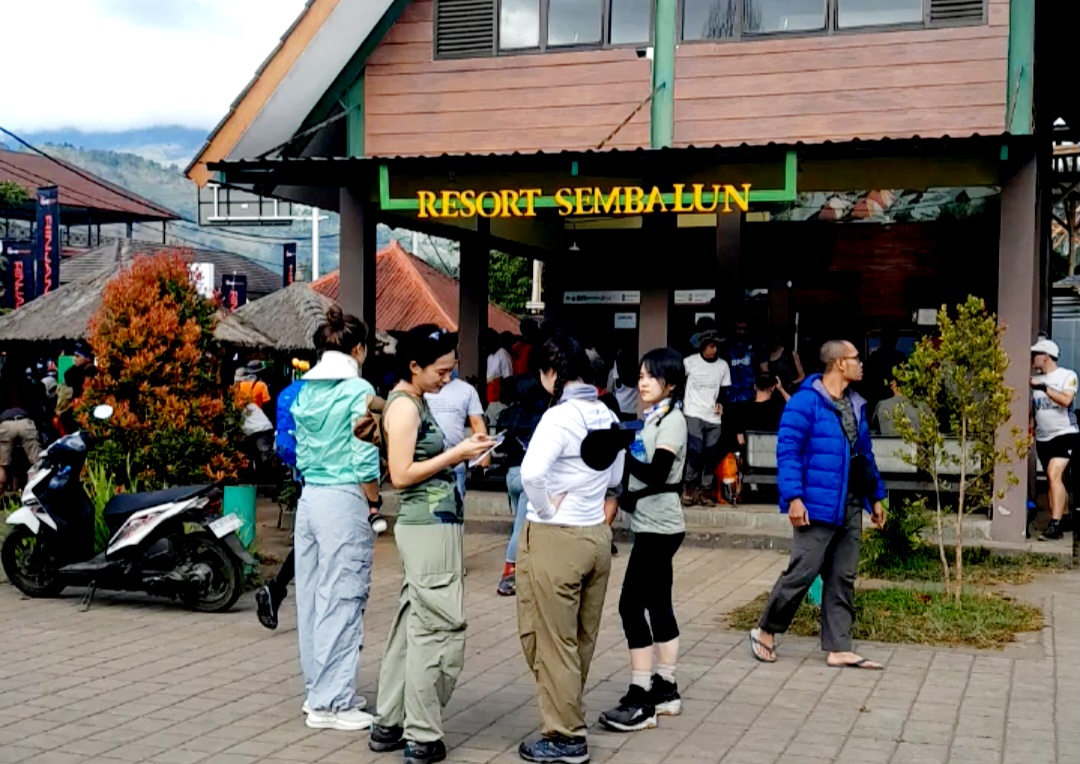 SIAP NAIK RINJANI: Sejumlah pendaki mancanegara saat hendak naik ke Gunung Rinjani melalui pintu pendakian Sembalun, Lombok Timur.