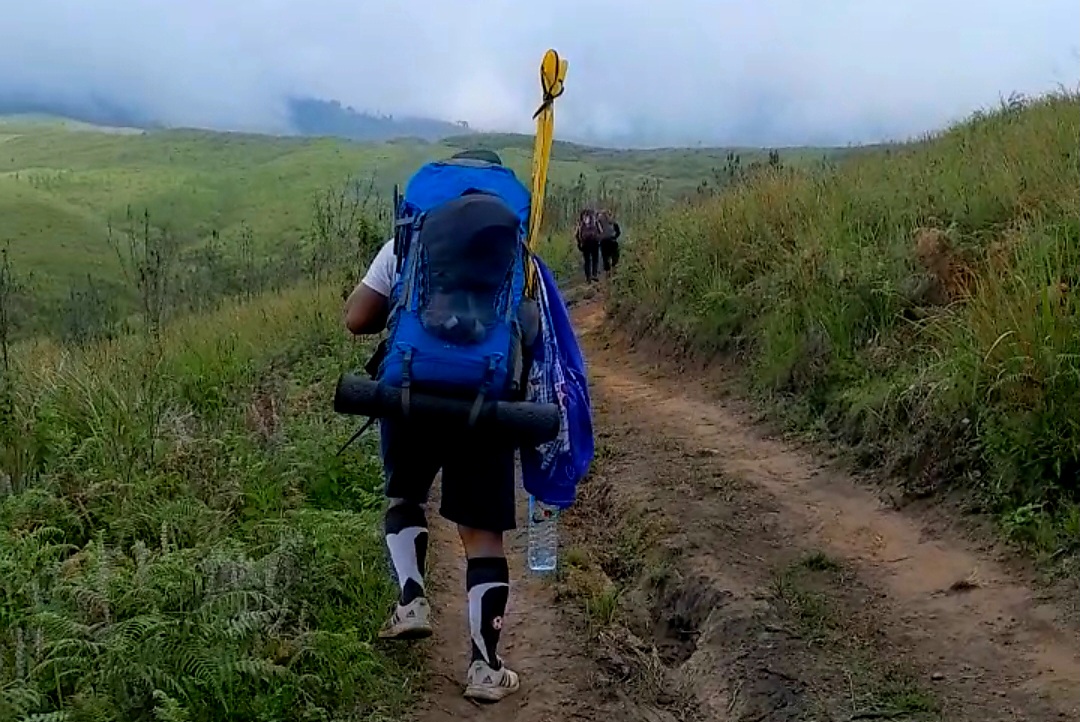 LEBIH LANDAI: Pendakian Rinjani dari Sembalun melewati padang savana yang menjadi salah satu favorit wisatawan.