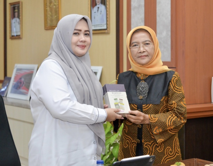 BERSINERGI: Wakil Gubernur NTB Indah Dhamayanti Putri (kiri) saat menerima kunjungan Ketua Komisi Paripurna Komnas Perempuan Maria Ulfah Anshori, Rabu (28/5).