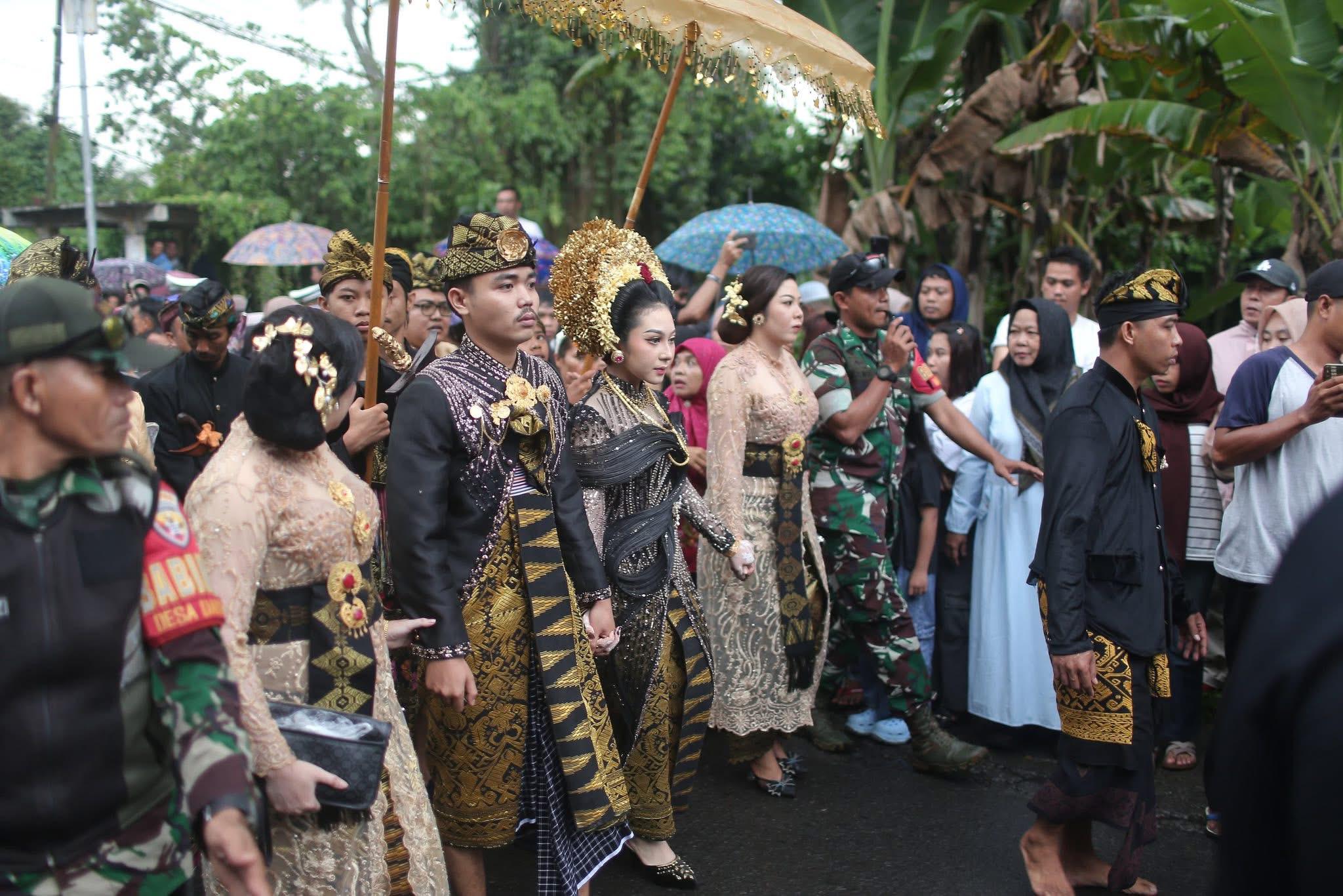 Nyongkolan pengantin sultan Lombok diiringi 10 Gendang Beleq dengan mahar nikahnya Rp 500 juta.