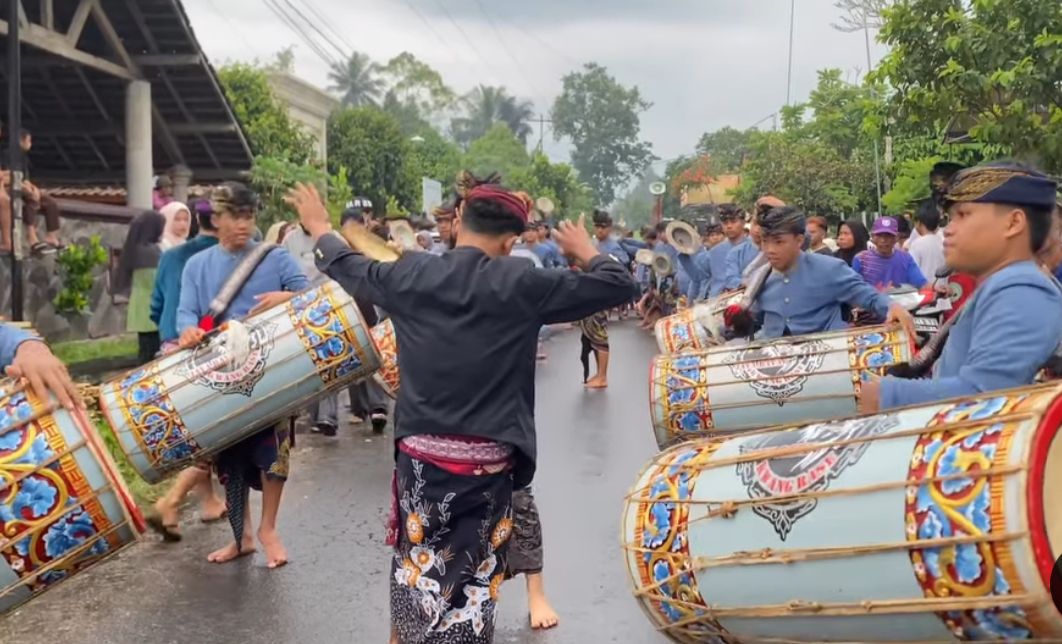 Nyongkolan pengantin sultan Lombok diiringi 10 Gendang Beleq dengan mahar nikahnya Rp 500 juta.