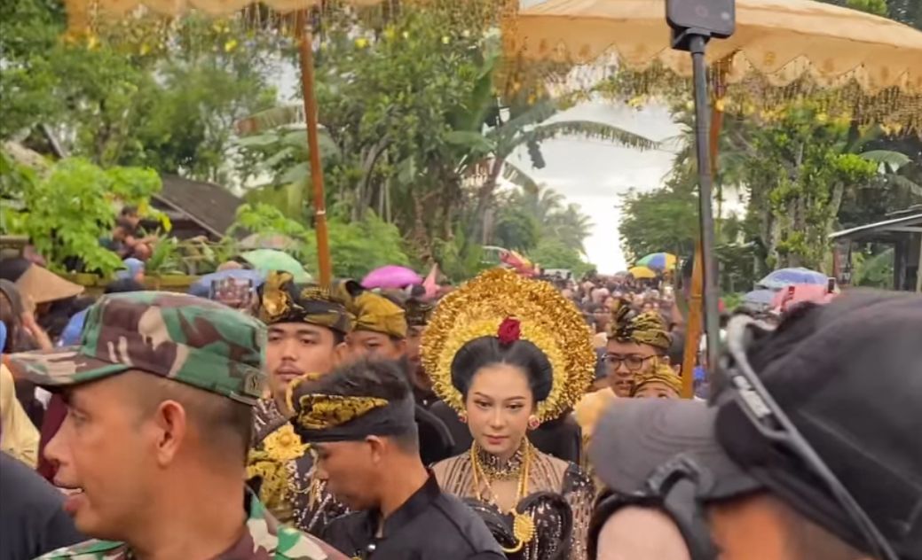 Nyongkolan pengantin sultan Lombok diiringi 10 Gendang Beleq dengan mahar nikahnya Rp 500 juta.