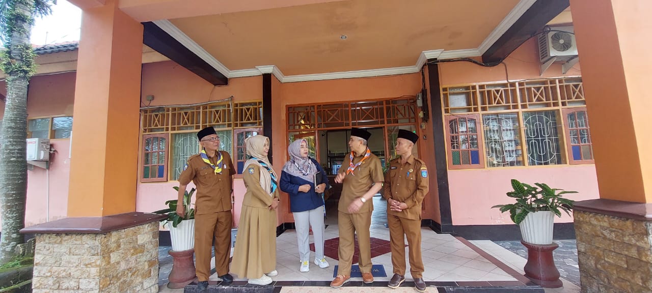 Ketua Kwarcab Kota Mataram H Didi Sumardi (dua dari kanan) usai sosialisasi KTA pramuka di SMAN 6 Mataram.