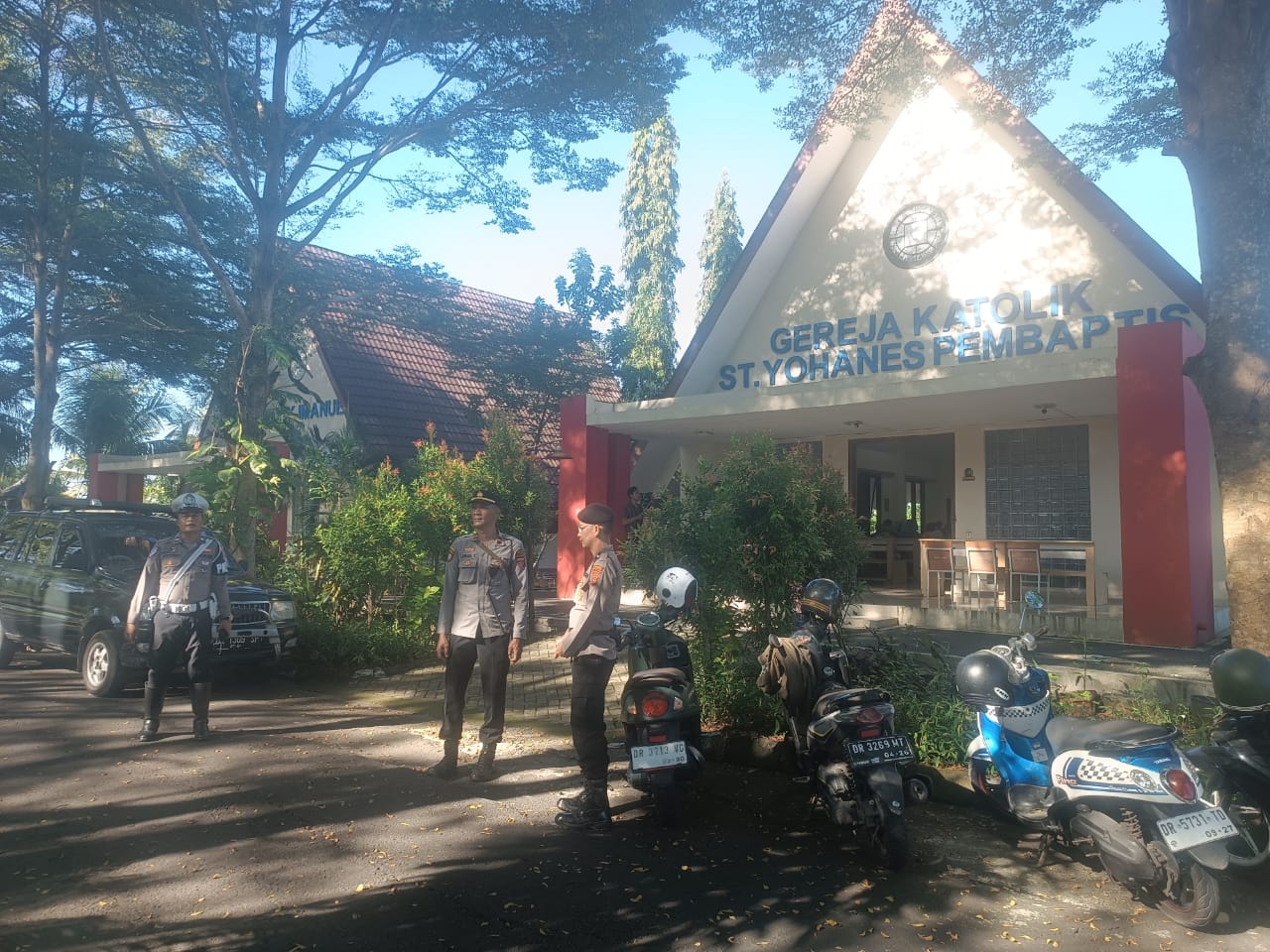 Polres Lombok Tengah siagakan personel di sejumlah gereja di Kecamatan Praya, Lombok Tengah pada perayaan Kenaikan Yesus Kristus, Kamis (29/5).
