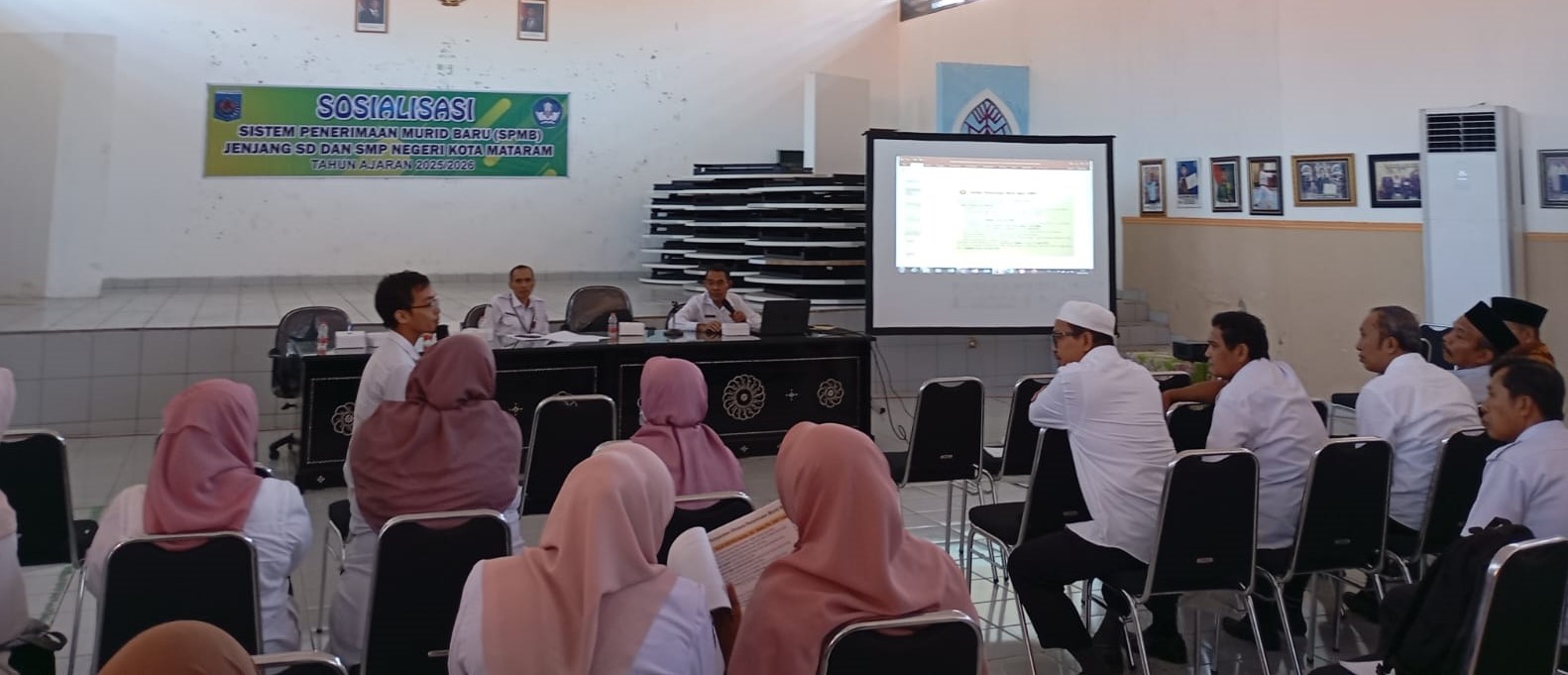 Pihak Dukcapil Kota Mataram (depan) menjelaskan syarat terkait jalur domisili pada sosialisasi SPMB di Aula Disdik Kota Mataram.