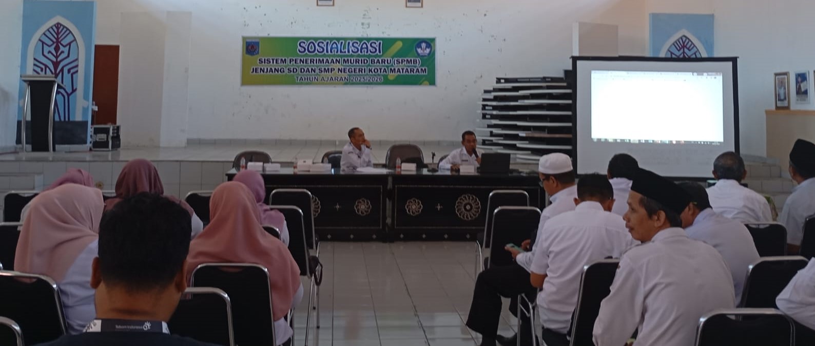 Kabid Dikdas Disdik Kota Mataram Syarafudin (pegang mik) sosialisasi SPMB di Aula Disdik Kota Mataram.