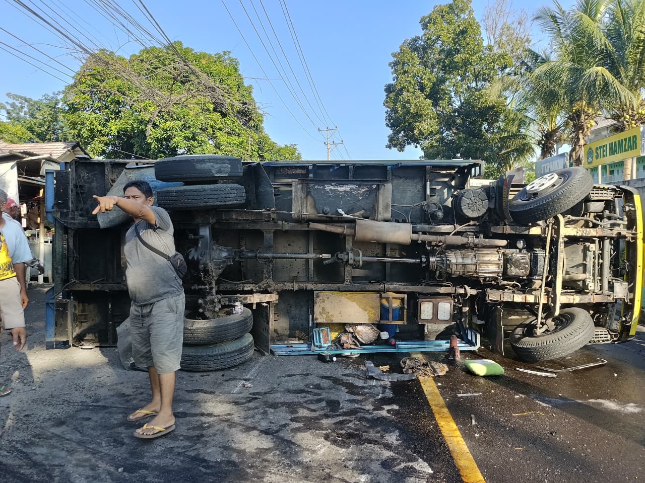 Kondisi mobil Mitsubishi Fuso Colt Truck Box yang terbalik setelah tabrakan dengan mobil Avanza di Jalan Raya Mataram-Labuhan Lombok tepatnya di Mamben Daya, Jumat (30/5).