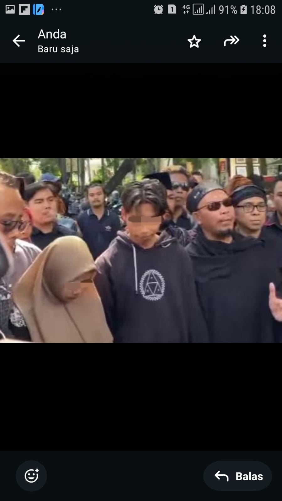 Pasangan pengantin dibawah umur YL dan RN saat mendatangi Polres Lombok Tengah Selasa (27/5).