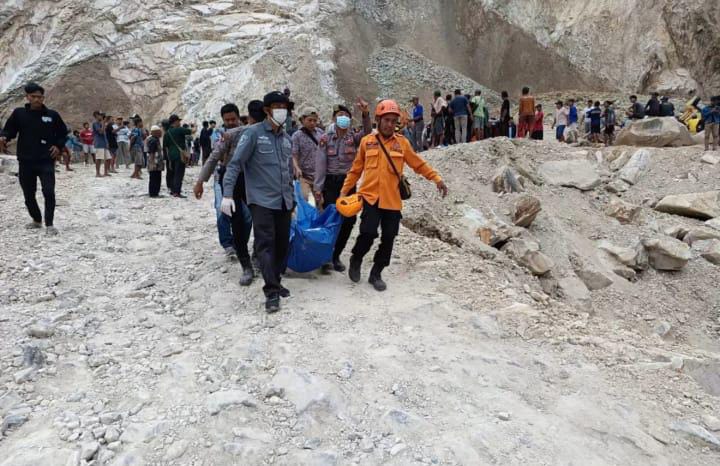 Petugas tim gabungan mengevakuasi korban longsor di lokasi tambang galian C Gunung Kuda di Desa Cipanas, Kabupaten Cirebon,Jumat (30/5).