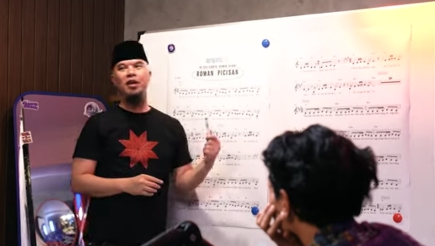 Di balik kemegahan lagu Roman Picisan, terdapat kesalahan lirik yang baru-baru ini diungkap sendiri oleh Ahmad Dhani. (tangkapan layar)