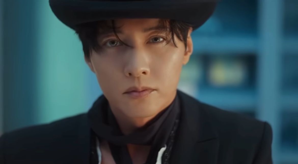 Aktor Won Bin curi perhatian lewat iklan terbaru setelah vakum 15 tahun.