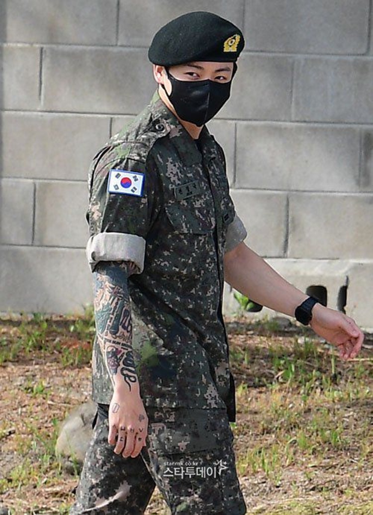 Jungkook BTS saat menjalankan wajib militer.