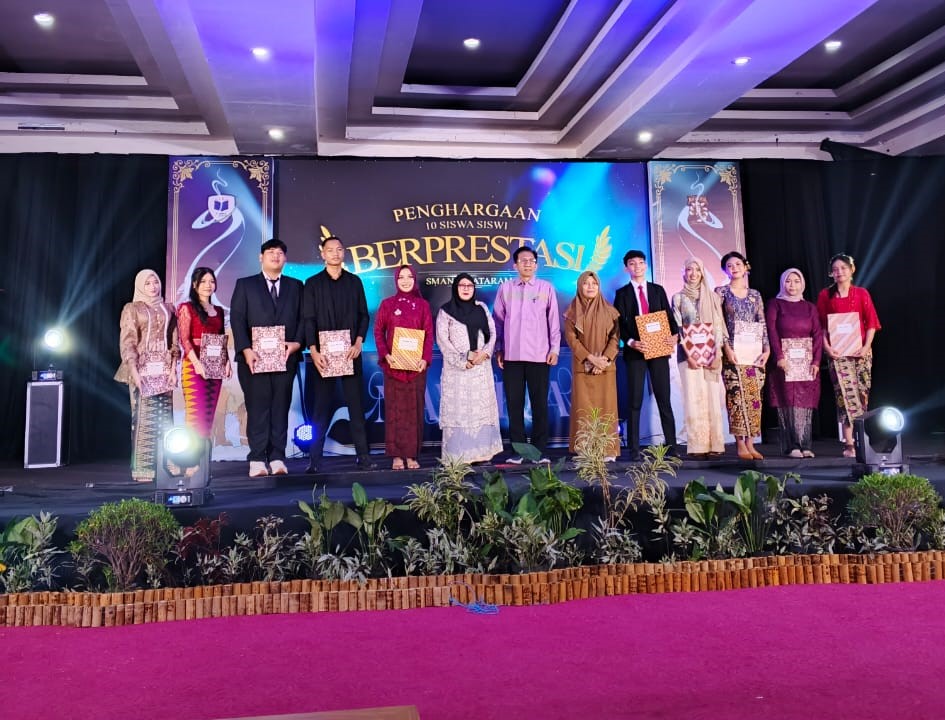 Siswa SMAN 9 Mataram yang lolos SNBT 2025 diberikan penghargaan pada peringatan kelulusan.
