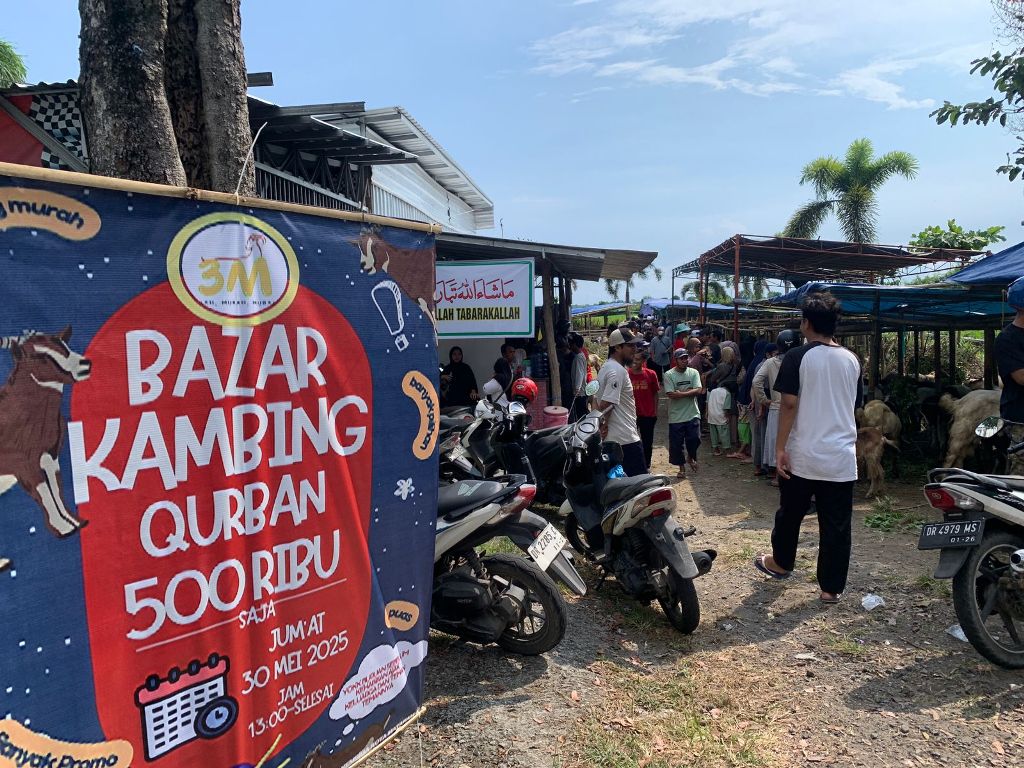 MURAH BERKAH: Lapak penjual kambing kurban di Rembiga yang ramai didatangi pembeli.&nbsp;