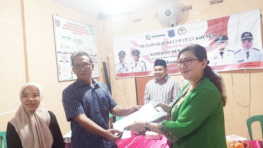 SEPAKAT: Kepala Disperinkop UKM Mataram M.Ramadhani (dua dari kanan) menyaksikan hasil muskel tentang kesepakatan pembentukan Koperasi Merah Putih di Kelurahan Mataram Barat.