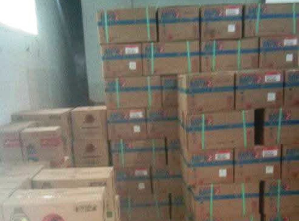 BARANG BUKTI: Sejumlah oli yang diduga palsu ditemukan di dalam salah satu gudang di wilayah Sumbawa, beberapa waktu lalu.&nbsp;