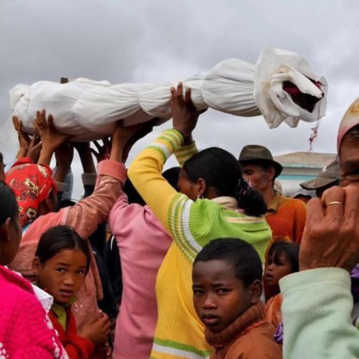 Di Madagaskar, keluarga-keluarga menggali kembali jenazah kerabat mereka, membungkus ulang sisa-sisa tubuhnya (internet)