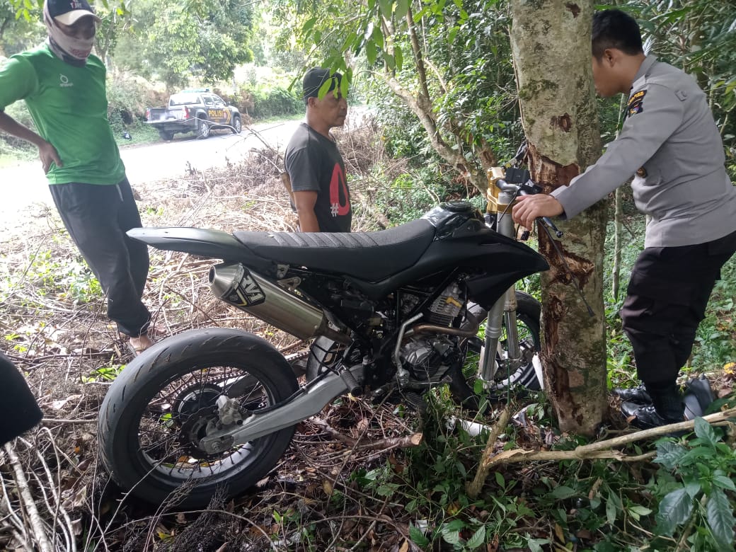 Anggota kepolisian saat evakuasi kendaraan jenis Kawasaki KLX yang digunakan korban yang terjatuh di jalan Pusuk Sembalun, Minggu (31/5).