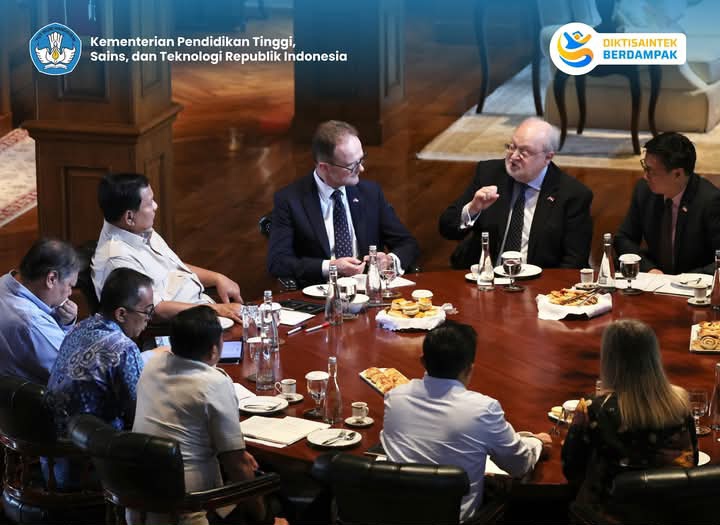 Presiden RI  Probowo Subianto menerima Duta Besar Inggris Dominic Jermey dan rombongan, membahas persoalan pendidikan tinggi.