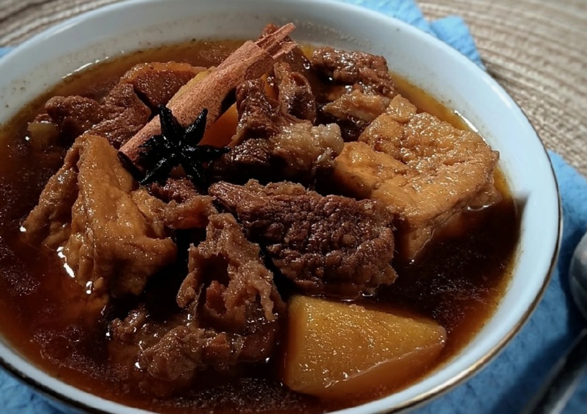 Daging kurban Idul Adha 2025 bisa diolah menjadi masakan seperti semur daging yang lezat.
