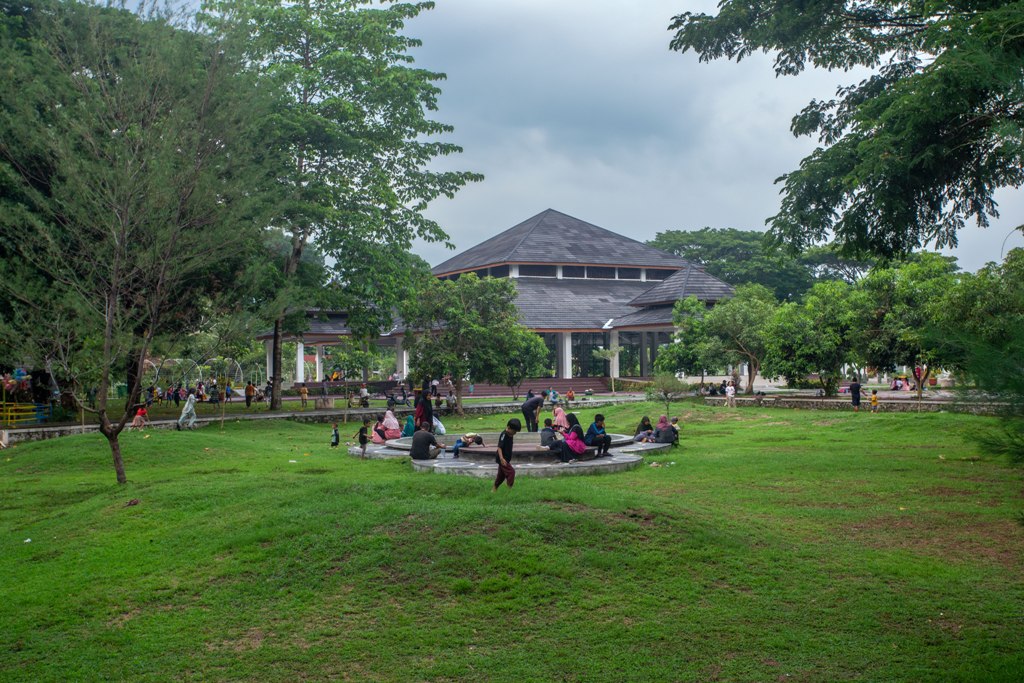 INTERAKSI SOSIAL: Ruang Terbuka Hijau (RTH) Pagutan Kota Mataram yang beberapa waktu ini semakin ramai dikunjungi warga untuk bersantai, jogging, dan sebagainya.&nbsp;