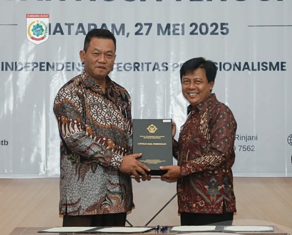 RAIH WTP: Bupati KSB Amar Nurmansyah menerima piagam WTP dari BPK, Selasa (27/5).