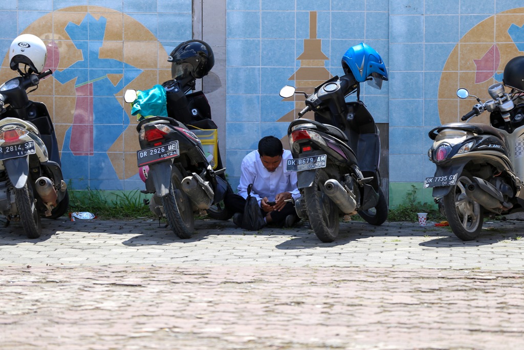 CARI KERJA : Seorang pemuda sedang duduk saat mencari kerja beberapa waktu lalu.&nbsp;