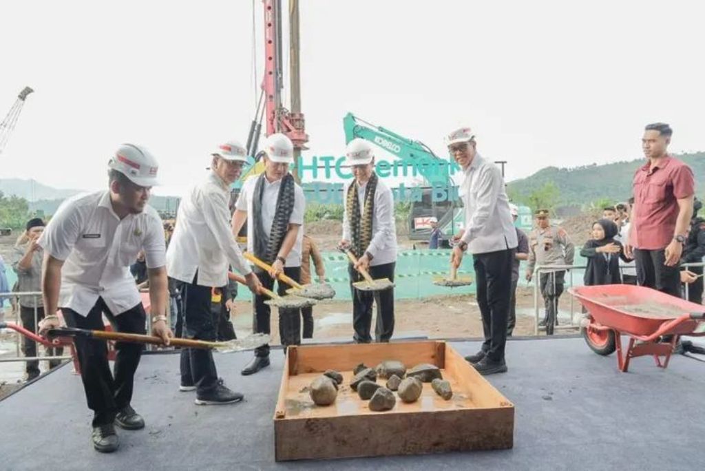 PEMBANGUNAN DIMULAI: Menkes Budi Gunadi Sadikin, Gubernur NTB Lalu Muhammad Iqbal, dan Wali Kota Bima HA Rahman H Abidin saat peletakan batu pertama pembangunan rumah sakit Kota Bima.