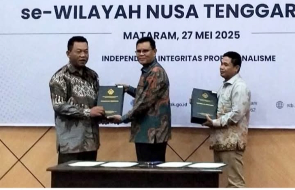 KADO ISTIMEWA: Bupati Sumbawa Syarafuddin Jarot menerima piagam WTP dari BPK, Selasa (27/5).