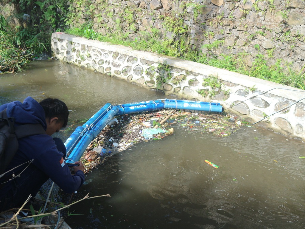 TRUS TRAP: Kondisi trus trap atau jaring sampah yang terpasang di aliran sungai Kelurahan Pancor, Kecamatan Selong untuk menjaring sampah yang datang dari hulu, Jumat (30/5).