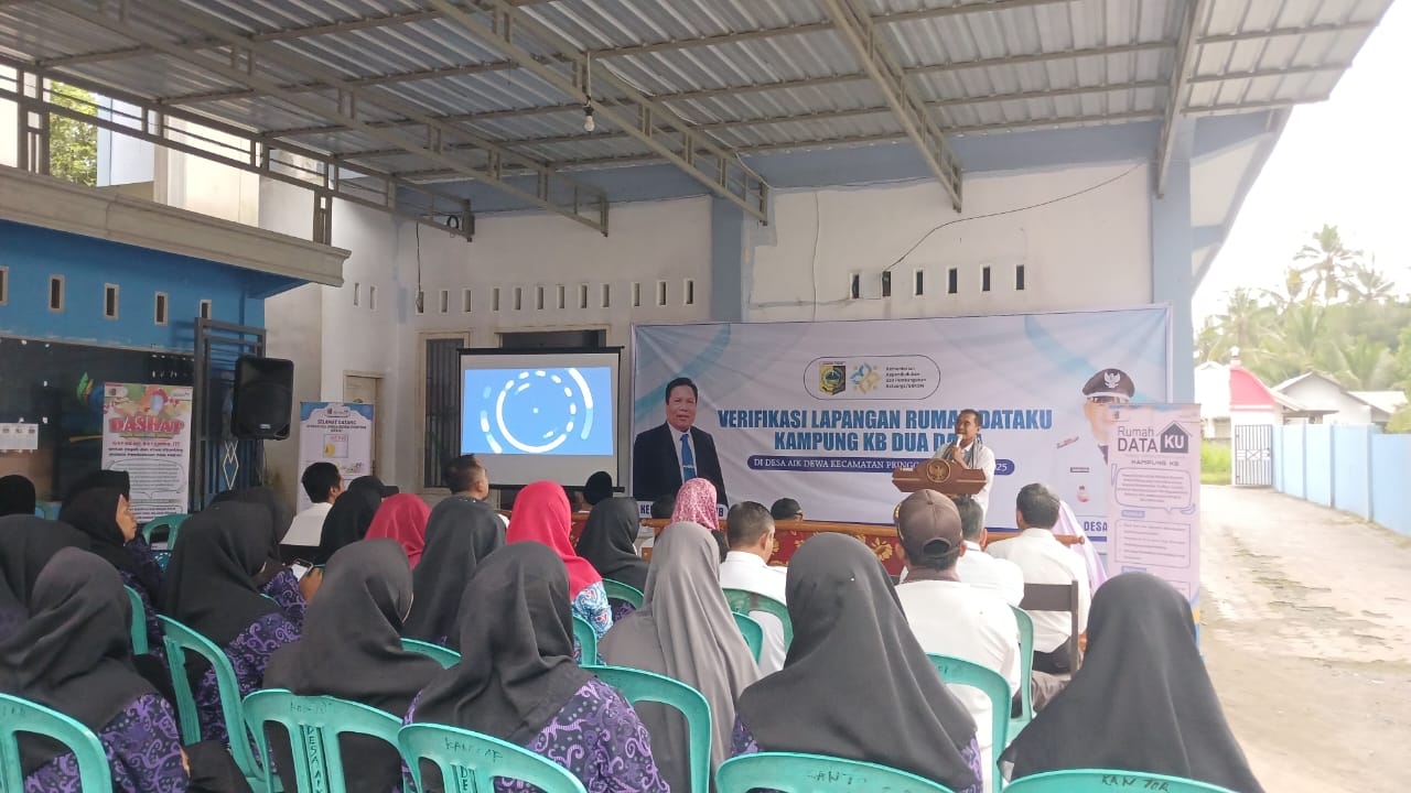 VERIFIKASI: Tim verifikasi Provinsi NTB saat melakukan verifikasi rumah dataku di Desa Aik Dewa, Jumat (30/5).