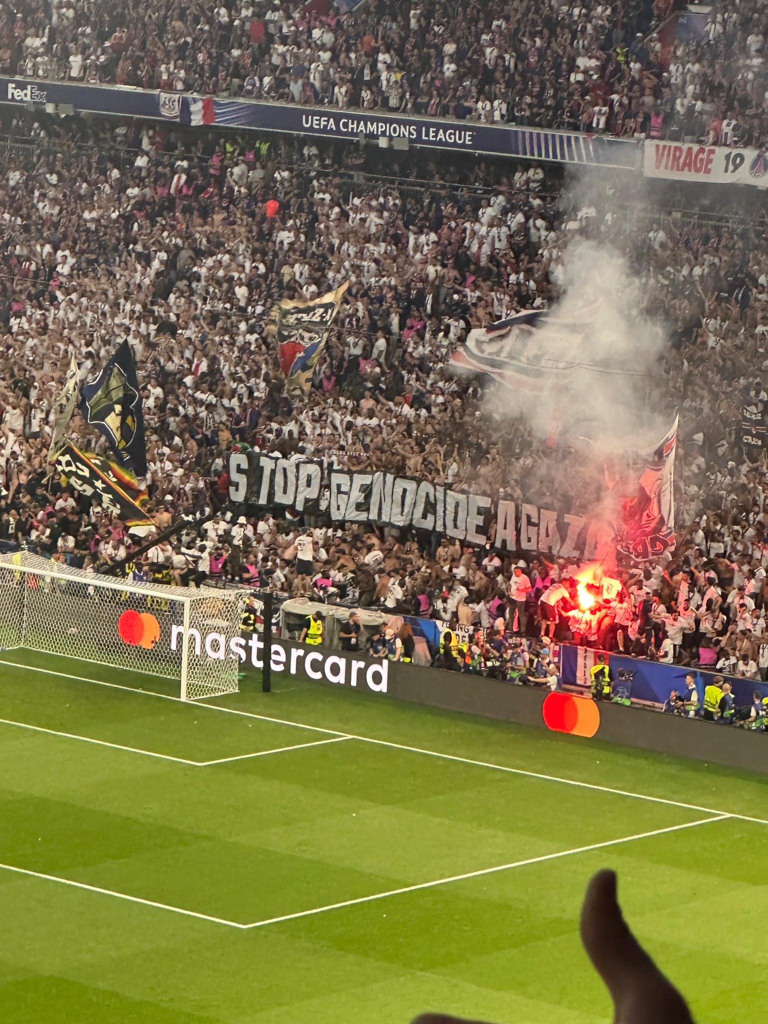 SALUT: Spanduk raksasa yang dibentangkan pendukung PSG dalam final UCL tadi malam untuk menyuarakan stop genosida di Palestina. (internet)