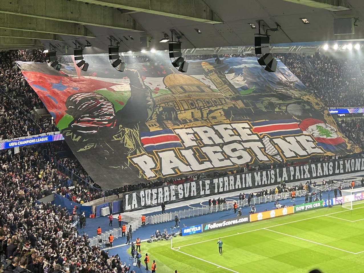 Tifo raksasa yang dibentangkan pendukung PSG untuk menyuarakan kemerdekaan rakyat Palestina (internet)