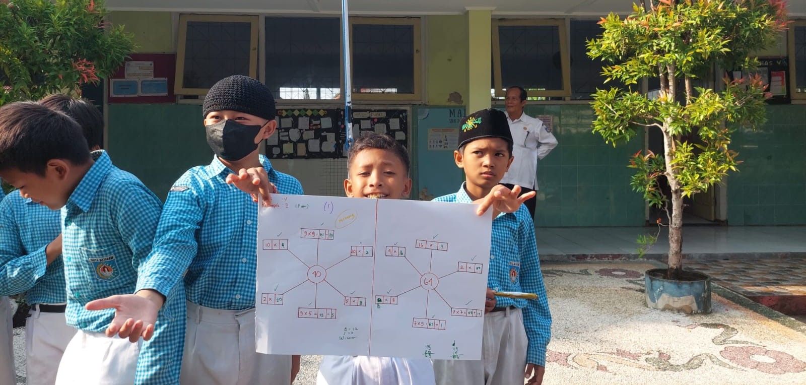 Murid SDN 24 Mataram menunjukkan hasil pembelajaran berbasis STMJ di halaman sekolah setempat, Sabtu lalu (31/5).