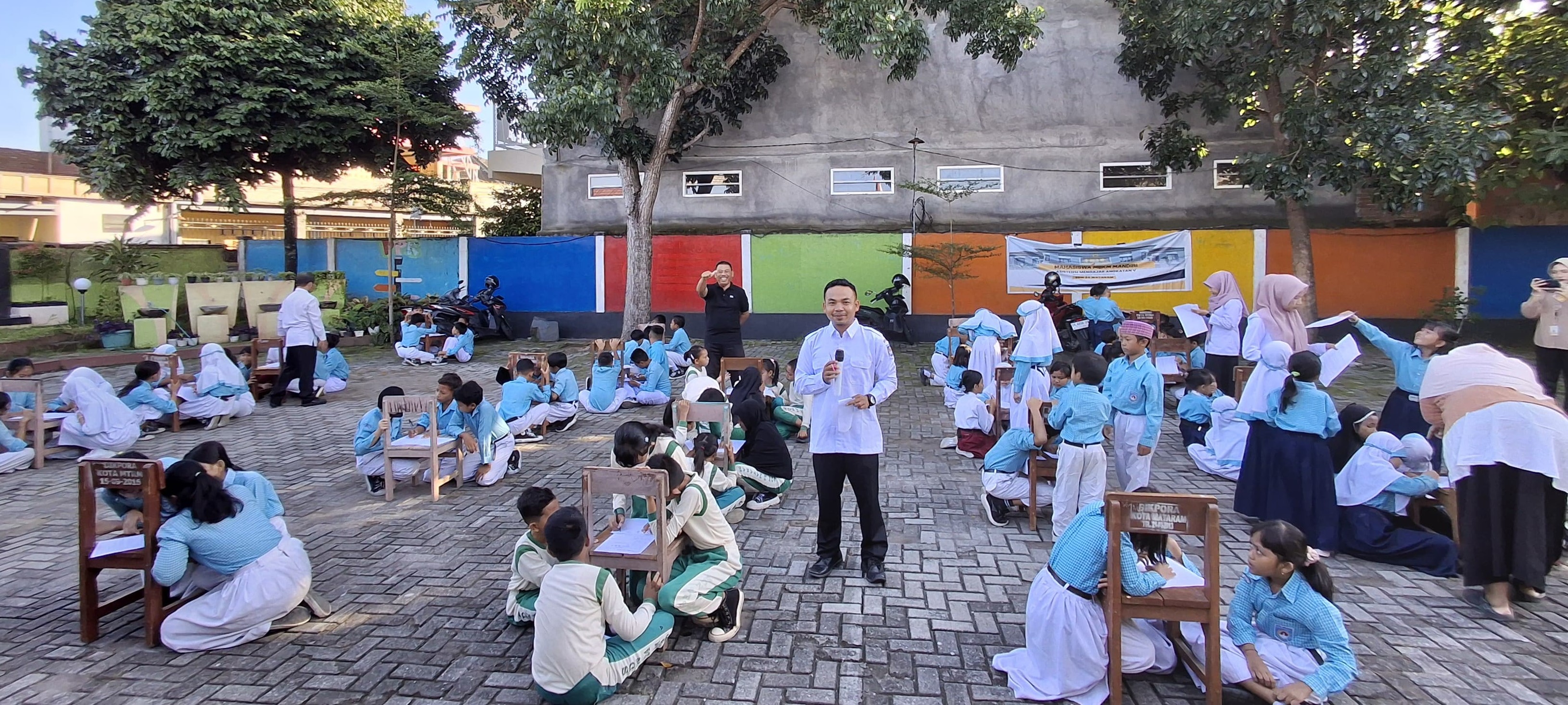 Para murid SDN 24 Mataram melaksanakan pembelajaran berbasis STMJ di halaman sekolah setempat, Sabtu lalu (31/5).