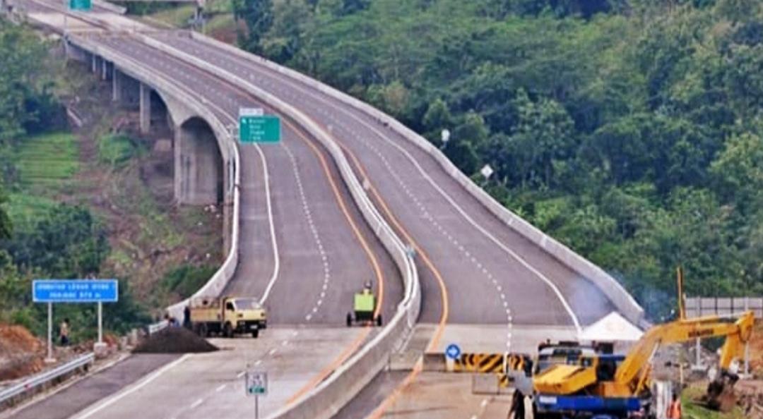 Nusa Tenggara Barat (NTB) akan semakin keren karena pemerintah pusat telah merancang pembangunan jalan tol raksasa terbentang sepanjang 80 km yang memakan anggaran 1,9 Triliun.