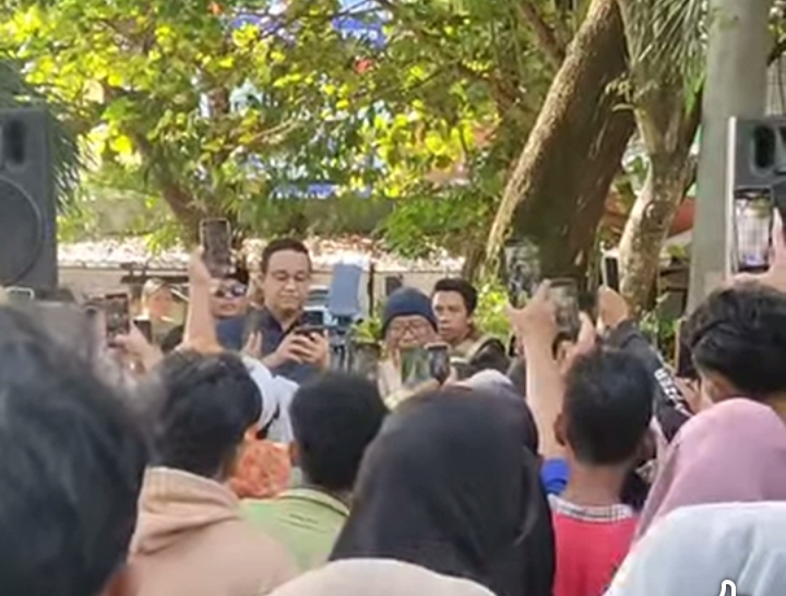 Rindu dengan warga Mataram, Anies Baswedan diam-diam hadir di Car Free Day Udayana, sontak membuat warga terkejut dan berebut foto.