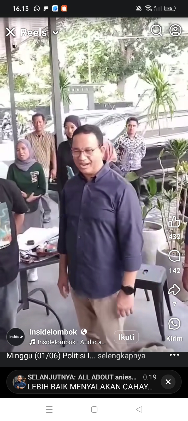 Kehadiran Anies Baswedan membuat pengunjung caffee shop yang ada di Coffee Shop Udayan terkejut.