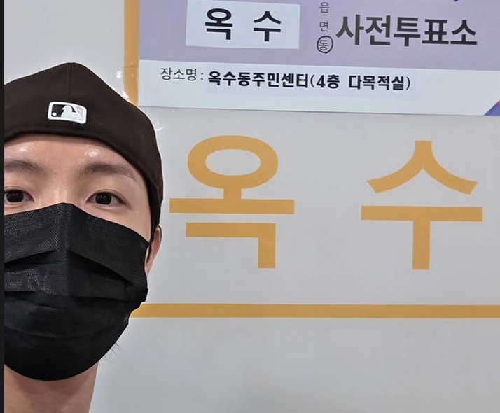 J-Hope BTS  gunakan outfit serba hitam di postingan pemungutan suara Pilpres untuk hindari kontroversi warna