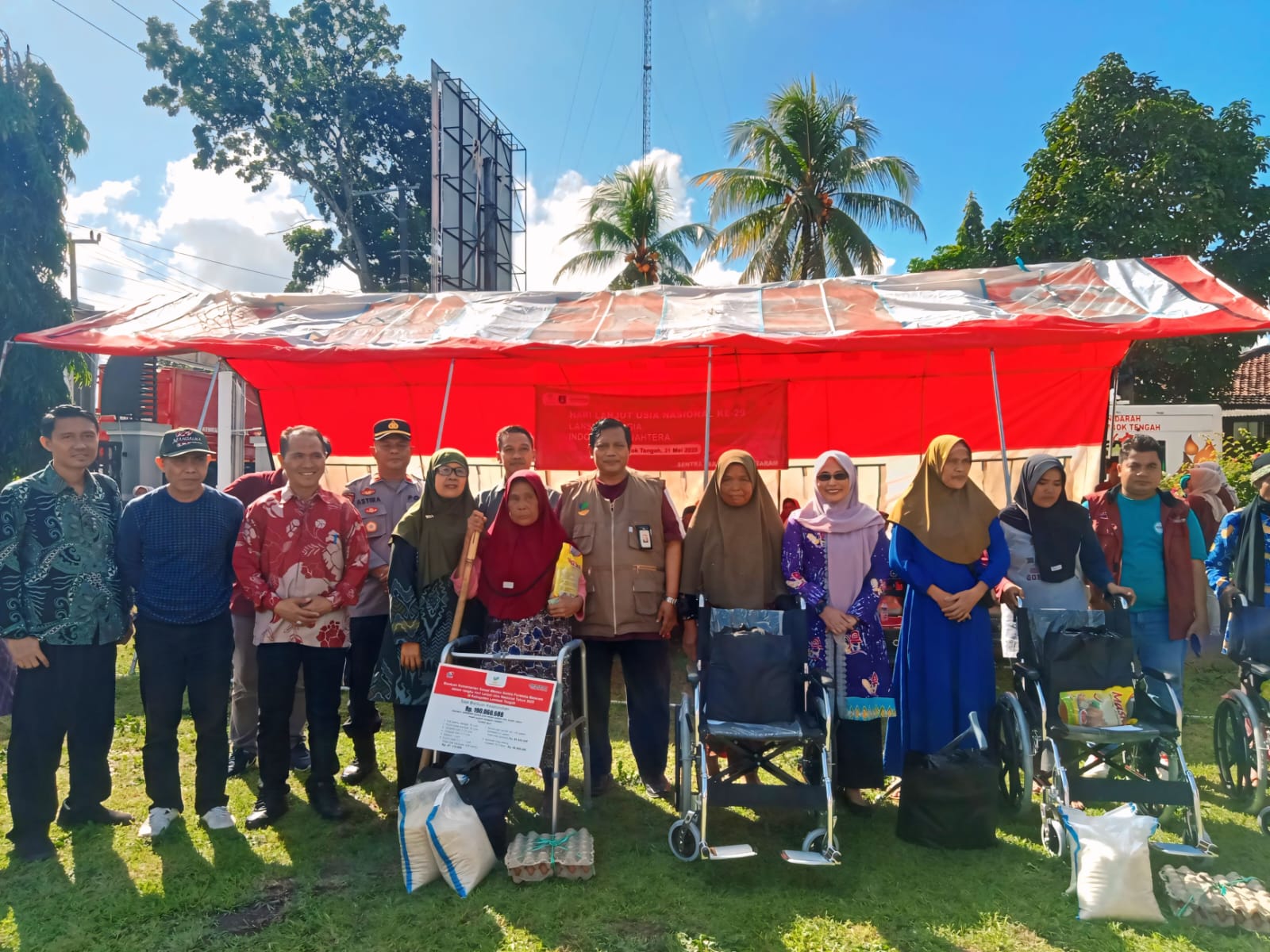Kepala Sentra Paramita Mataram Kemensos RI Arif Rohman (tengah) berfoto bersama usai secara simbolis menyerahkan bantuan sosial pada ratusan lansia di Lombok Tengah.
