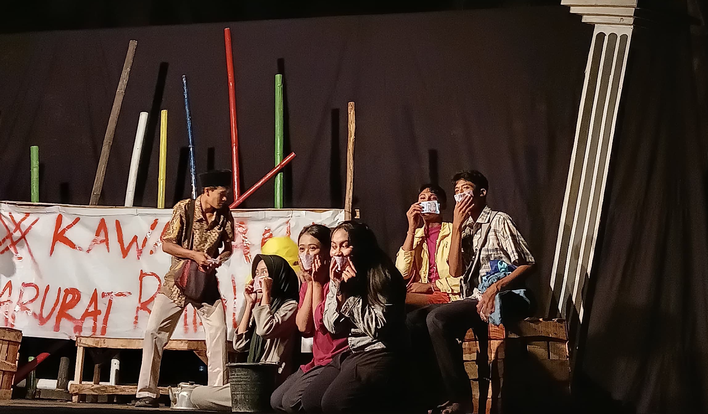 KEGIATAN SENI: Suasana pertunjukan drama lakon yang dilaksanakan Sanggar Anak Gunung dengan Teater Bintang SMAN 1 Gangga.
